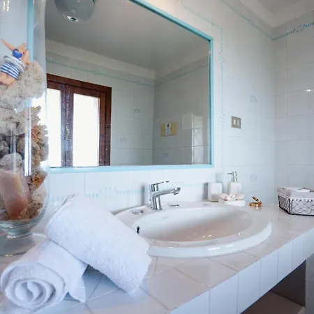 Azzurra , Piscina, Parcheggio E Vista Mare